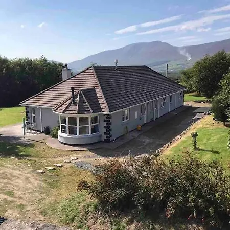 The Marshes - Large Home, Short Drive To