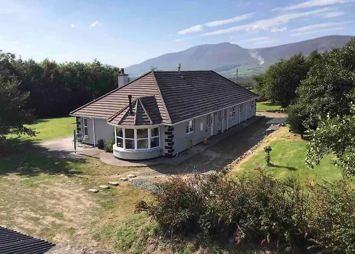 The Marshes - Large Home, Short Drive To